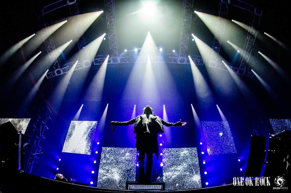 Julen Esteban-Pretelのインスタグラム：「The first time I shot for @oneokrockofficial was in Saitama Super Arena in July of 2015. I was blown away by its production and size. #throwback from @oneokrockofficial XXXV Japan Arena Tour #TOURDREAMS #julenphoto #oneokrock  Shot with @nikonjp: Nikon D7000, Nikkor DX 10.5mm f/2.8, ISO1600, 10.5mm 1/250s at f/2.8, no flash #nikon #nikonjp #clubnikonjapan」