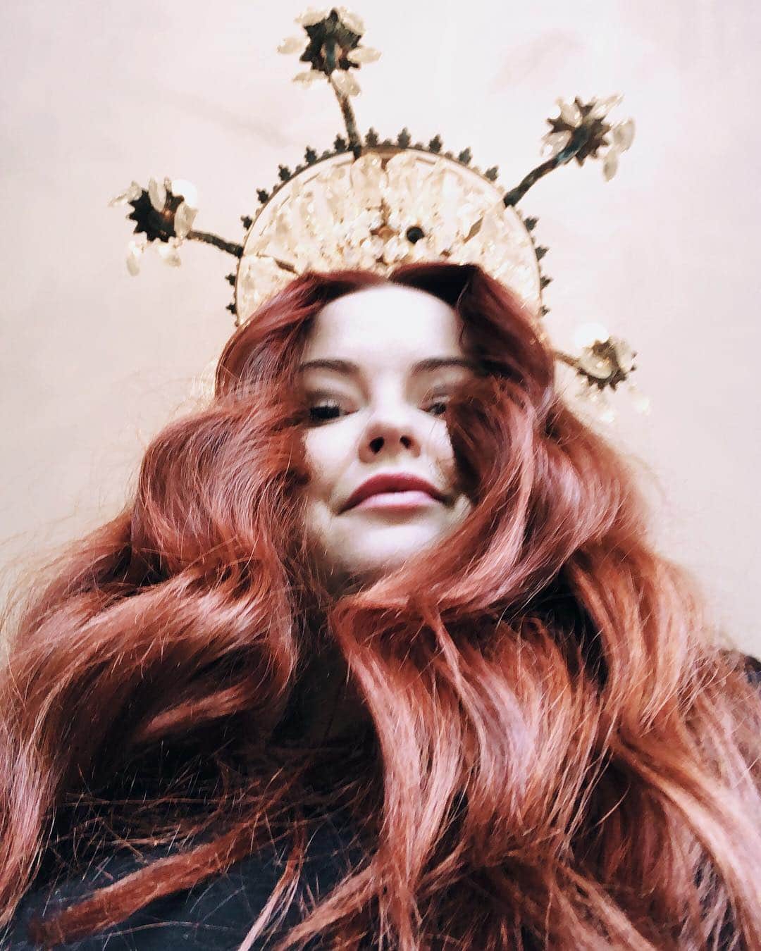Kristin Essのインスタグラム：「Finished @lucyhale early for the first time ever in my existence and selfied it up in her epic bathroom light. Also chandelier crown 😂」