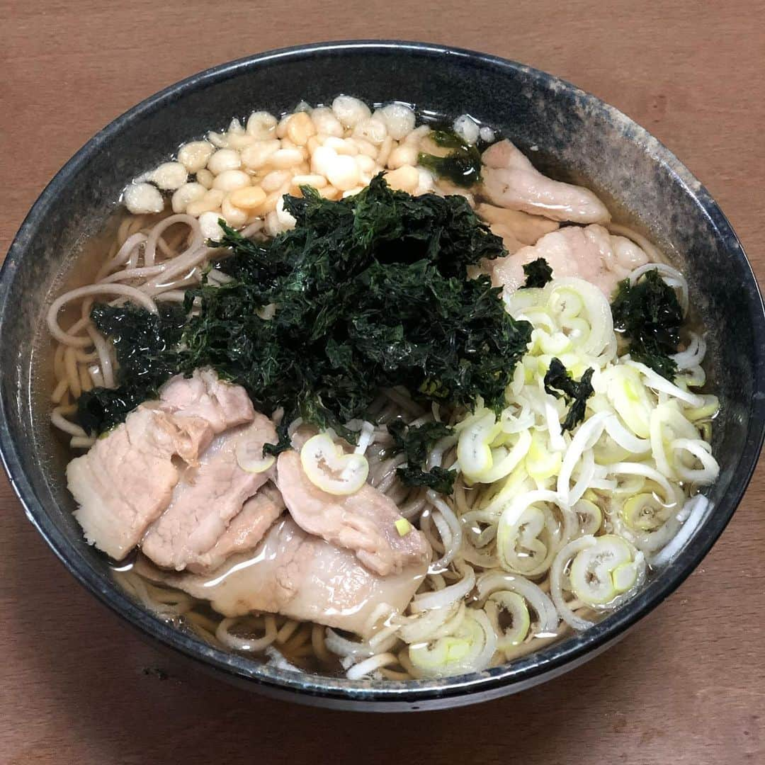 いけや賢二さんのインスタグラム写真 - (いけや賢二Instagram)「朝飯兼昼飯。 よくわからない蕎麦が完成したが、味は絶品でした。 #蕎麦 #朝飯 #昼飯 #豚バラ肉 #ネギ #天かす #乾燥海苔 #勝男屋のだし #うまくて #2秒で食った #嘘 #あっと言う間 #だったのは #間違いない」6月12日 11時19分 - ikeya0705