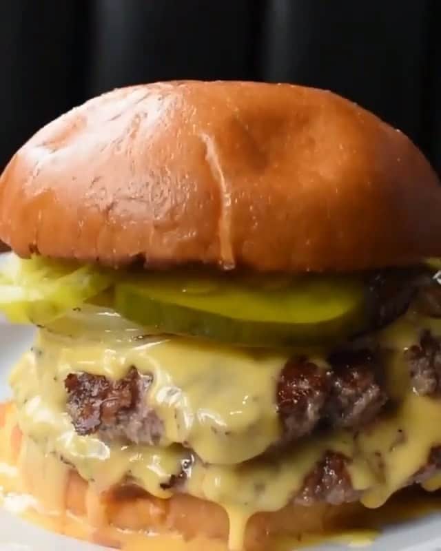 ファンクマスター・フレックスのインスタグラム：「Wow! What’s y’all favorite meal? What food trucks should we have at the #FlexFest ??? DM @d1320don x @joejaxson」