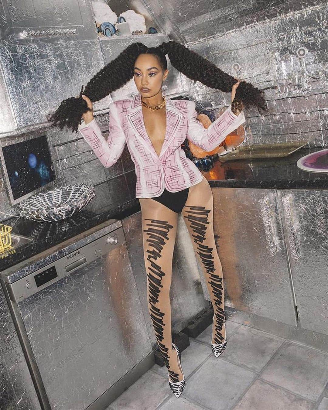 Moschinoさんのインスタグラム写真 - (MoschinoInstagram)「Moschino @leighannepinnock  #BounceBack music video @littlemix #leighannepinnock #moschino @itsjeremyscott 😘@zackandjamiestyle」6月12日 11時25分 - moschino