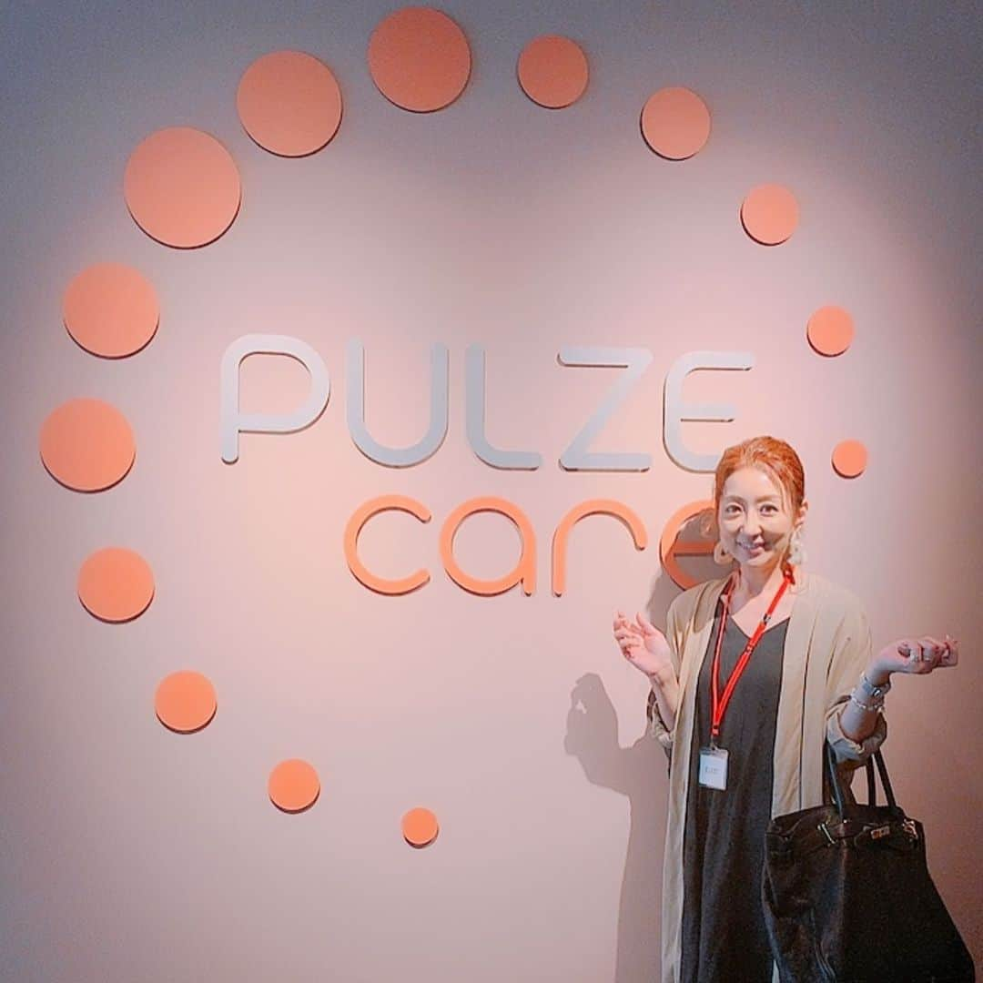 ukkyonkyonさんのインスタグラム写真 - (ukkyonkyonInstagram)「今日は  福岡天神 西通りに 本日グランドオープンした  @pulze_japan  のオープニングセレモニーに ご招待されて行ってきました〜⤴️🎀 #  私は  タバコは🚬吸わないけど  電子タバコって なんか カッコいい✨✨😝 # こちらの電子タバコ20本連続で吸えるんだって🥰なんか🚬🚬🚬💕⤴️ 凄い事みたい😝💕💕⤴️ #  店内では 美味しいコーヒーや 3Fにはワインも頂けるプライベートサロンも(vip)✨✨ 品の良いくつろぎスペースが本当素敵💕💕⤴️ #  大人な空間に テンションハイ☕️🍷⤴️⤴️😍✨✨ #  コンビニでも買えるみたいだけど 絶対買うなら @pulze_japan  福岡へ💕✨⤴️ #  #mypulze#pulze #電子タバコ #電子タバコ専門店 #天神西通り #オープニングセレモニー #くつろぎ #リラックス」6月12日 11時38分 - ukkyonkyon