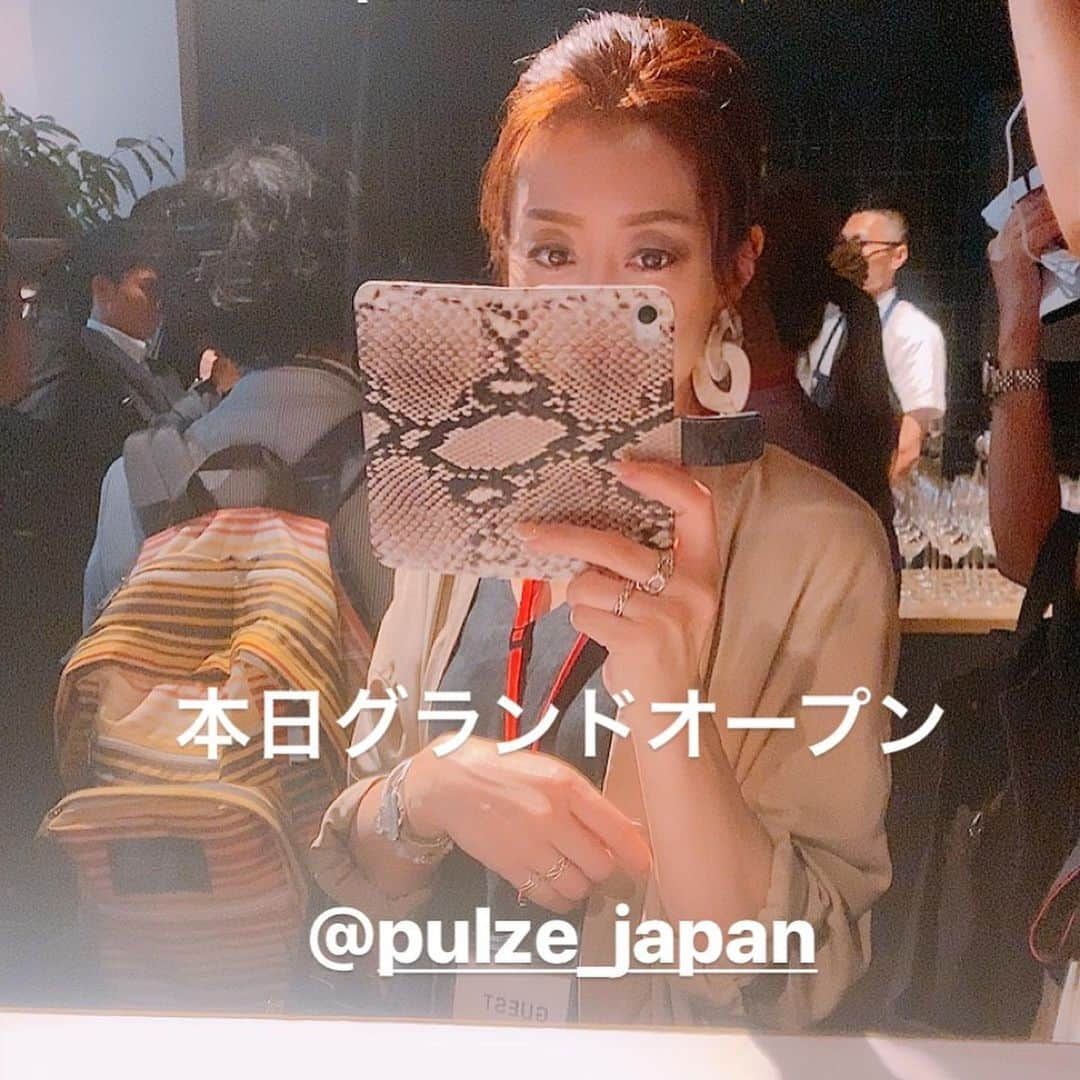 ukkyonkyonさんのインスタグラム写真 - (ukkyonkyonInstagram)「今日は  福岡天神 西通りに 本日グランドオープンした  @pulze_japan  のオープニングセレモニーに ご招待されて行ってきました〜⤴️🎀 #  私は  タバコは🚬吸わないけど  電子タバコって なんか カッコいい✨✨😝 # こちらの電子タバコ20本連続で吸えるんだって🥰なんか🚬🚬🚬💕⤴️ 凄い事みたい😝💕💕⤴️ #  店内では 美味しいコーヒーや 3Fにはワインも頂けるプライベートサロンも(vip)✨✨ 品の良いくつろぎスペースが本当素敵💕💕⤴️ #  大人な空間に テンションハイ☕️🍷⤴️⤴️😍✨✨ #  コンビニでも買えるみたいだけど 絶対買うなら @pulze_japan  福岡へ💕✨⤴️ #  #mypulze#pulze #電子タバコ #電子タバコ専門店 #天神西通り #オープニングセレモニー #くつろぎ #リラックス」6月12日 11時38分 - ukkyonkyon