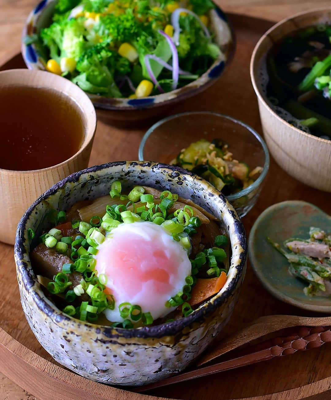 セーラさんのインスタグラム写真 - (セーラInstagram)「* 2019/06/12 * + . . 夕飯の残り、ほぼほぼ玉葱とコンニャクの牛ごぼうに温玉乗っけて丼でお昼ご飯🍚 . . 牛ごぼうは醤油麹を使ってます。 . 真っ黒なお汁は塩麹入りの、舞茸と小松菜のお吸い物。 . サラダはベビーリーフに紫玉葱とコーン、ブロッコリー、そしてパセリを乗っけたサラダ🥗 . そして今日のお茶は #杜仲茶 🍵です。😊 ・ ・ ・ #寝かせ玄米 #酵素玄米 #無農薬米 #お昼ご飯 #舞茸スープ #塩麹 #糀 #醤油麹 #低温調理器 #温玉 #無農薬野菜 #おうちごはん」6月12日 11時37分 - se_ra0227