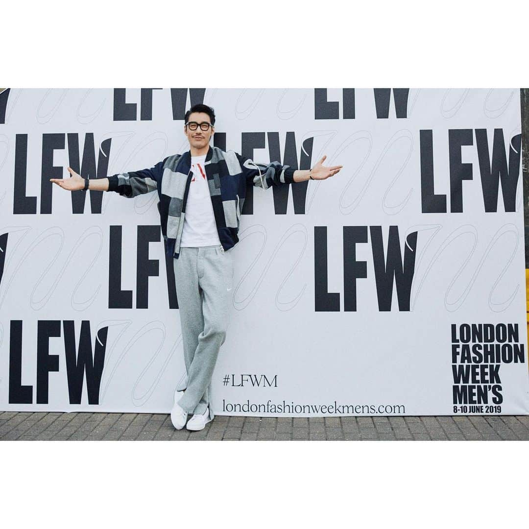 フー・ビンさんのインスタグラム写真 - (フー・ビンInstagram)「Happy to support Newgen designers who are brave and creative, their presentation was eye catchy and practical at the same time. Wonderful time spent at the BFC show space with dear friends and @brownsfashion who strives to support young designers with full energy.  #hubing #lifestyle #britishfashioncouncil #londonfashionweek #LFWM #newgen #brownsfashion #youngdesigner #luxurylifestyle #후빙#胡兵 #フービン #胡兵时尚观点 #胡兵全球Go  #fashiontrip #fashion #fashionicon #fashionindustry #gentlemen #chinesegentlemen #actor #chineseactor #chinesemodel #asianactor #style #styleman #menswear #mensstyle」6月12日 2時46分 - hubing