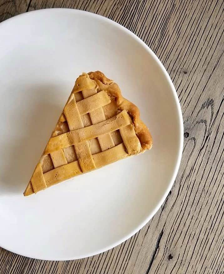 DOMINIQUE ANSEL BAKERYさんのインスタグラム写真 - (DOMINIQUE ANSEL BAKERYInstagram)「A slice of “Apple Pie” Ice Cream Cake at @189bydominiqueansel, with spiced apple semifreddo, salted caramel, bourbon ganache, and a sablé crust. Taking you back to those memories of fresh-baked apple pie just out of the oven, but with a frozen twist for summertime. 🍎🍦🥧#dessert #189byDominiqueAnsel @thegrovela」6月12日 2時46分 - dominiqueansel