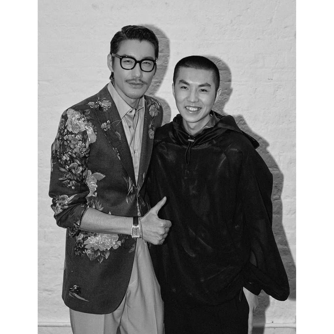 フー・ビンさんのインスタグラム写真 - (フー・ビンInstagram)「Amazing collection from @8on8_official supported by @gqchina ! This is how creativity and practicality works together to exert great power. So happy to see more and more young Chinese designers who can showcase their talent on an international stage, well done! @97crush @dylanjonesgq @grantpearce.inc @liqin_qqin  #hubing #lifestyle #britishfashioncouncil #londonfashionweek #LFWM #newgen #brownsfashion #youngdesigner #luxurylifestyle #후빙#胡兵 #フービン #胡兵时尚观点 #胡兵全球Go  #fashiontrip #fashion #fashionicon #fashionindustry #gentlemen #chinesegentlemen #actor #chineseactor #chinesemodel #asianactor #style #styleman #menswear #mensstyle」6月12日 2時49分 - hubing