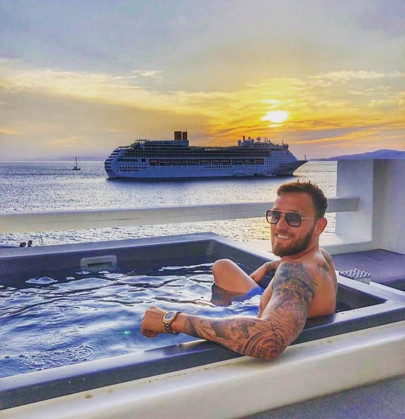 マルコ・ヘーガーのインスタグラム：「🇬🇷🌊🛳😎 @cavotagoomykonos  #greece #mykonos #cavotagoo #hotel #room #view #sundown #sea #inked #vacation #effzeh #fc #köln #liebedeinestadt #mh6 #relax @luxuryworldtraveler」