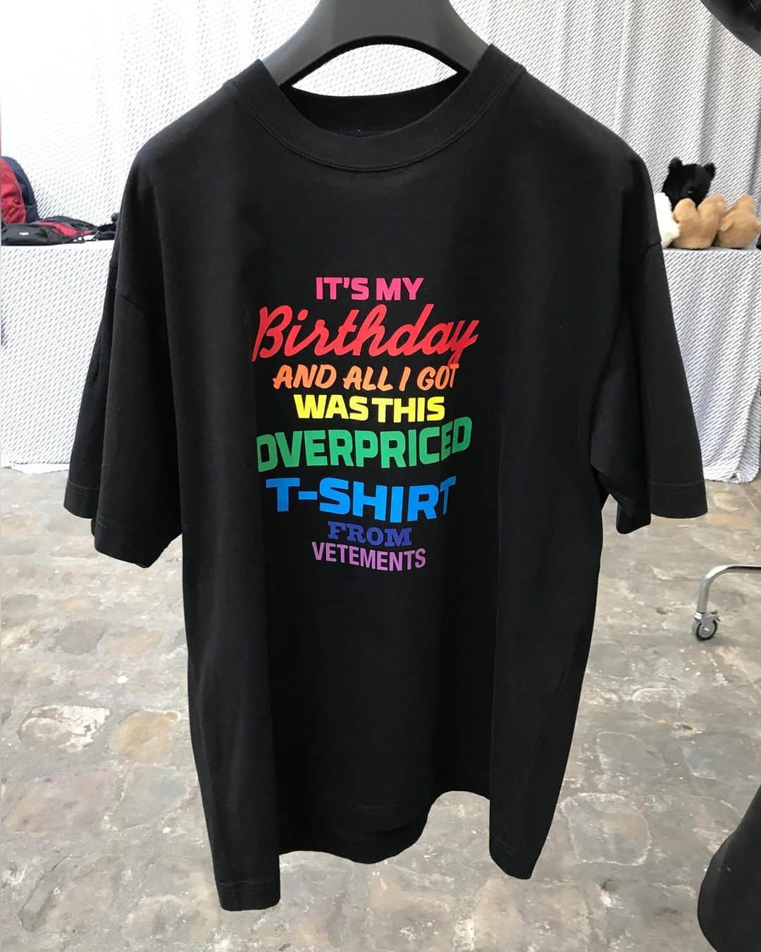 ヴェトモンさんのインスタグラム写真 - (ヴェトモンInstagram)「VETEMENTS “BIRTHDAY” T-SHIRT & MORE - SURPRISE DROP NOW LIVE WWW.VETEMENTSWEBSITE.COM」6月12日 3時03分 - vetements_official