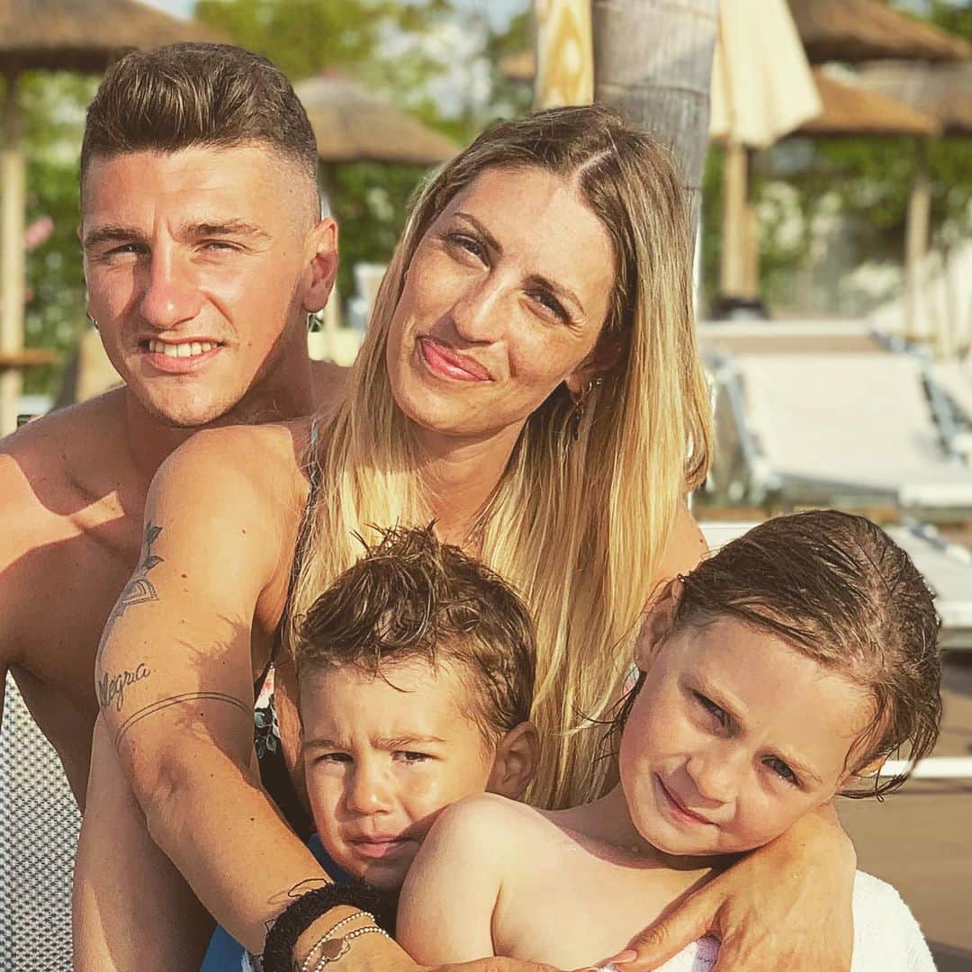 ミケーレ・カンポレーゼのインスタグラム：「Sardegna2019 #sardegna#estate2019#familyday#family#instagood#lovefamily#mikerakebebetommy#love#mare#sea#sunset#truelove」
