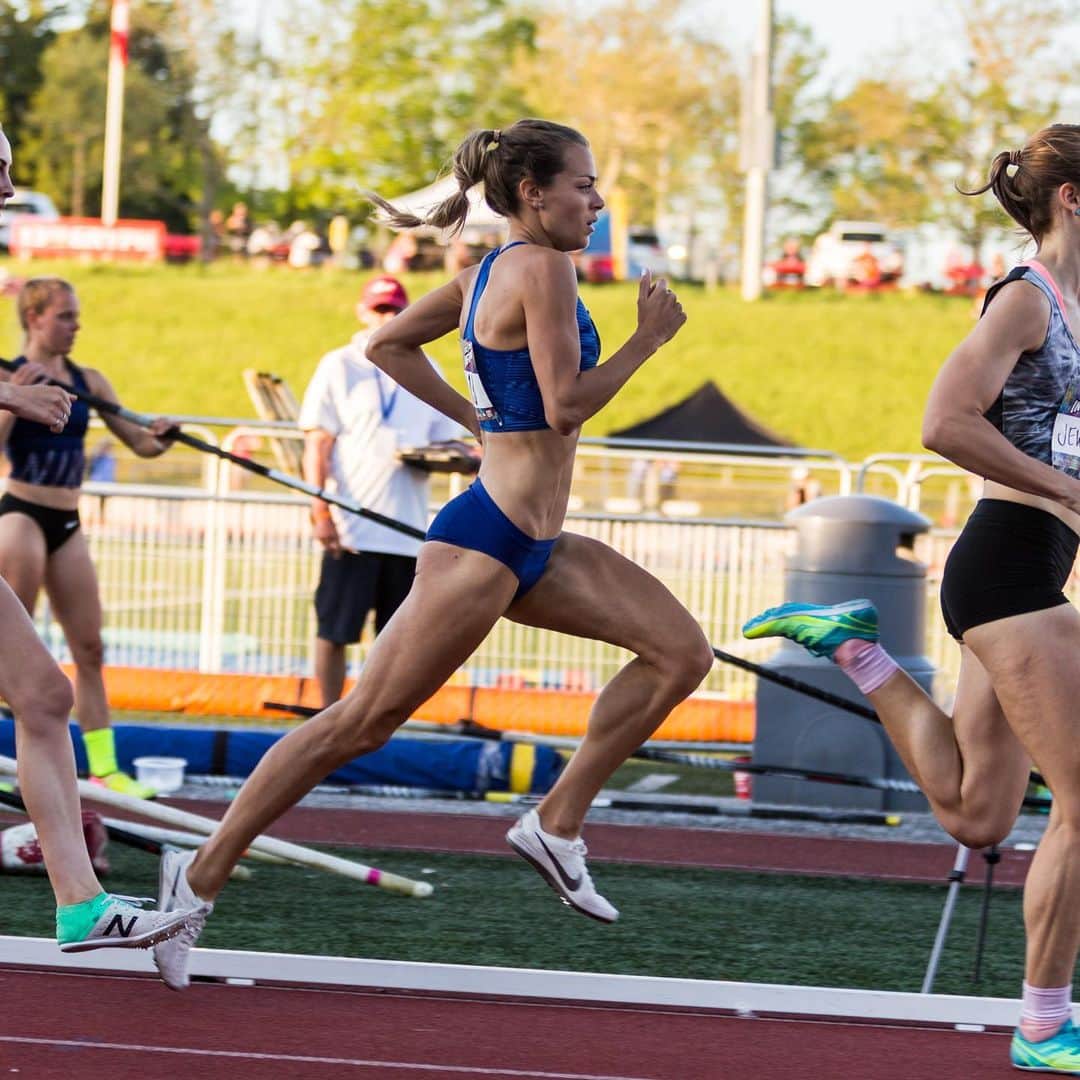 メリッサ・ビショップのインスタグラム：「Follow the leader, leader, leader follow the leader 🎵  Busting some serious rust after 2 years away from the 800m. Baby steps, patience, and one foot in front of the other. I will get there.  #yabish #babysteps #rustbusted #800 #nike #nikerunning #runnermotherrunner #comeback  PC: @jon_halpenny」