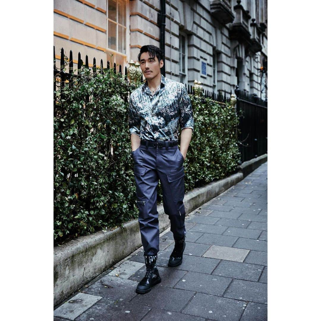 フー・ビンさんのインスタグラム写真 - (フー・ビンInstagram)「Congratulations to @acoldwall who has won this season’s Menswear Fund in Partnership with @jd_corporate !  #hubing #lifestyle #britishfashioncouncil #londonfashionweek #LFWM #acoldwall #congrats #luxurylifestyle #후빙#胡兵 #フービン #胡兵时尚观点 #胡兵全球Go  #fashiontrip #fashion #fashionicon #fashionindustry #gentlemen #chinesegentlemen #actor #chineseactor #chinesemodel #asianactor #style #styleman #menswear #mensstyle#dior @dior」6月12日 2時59分 - hubing