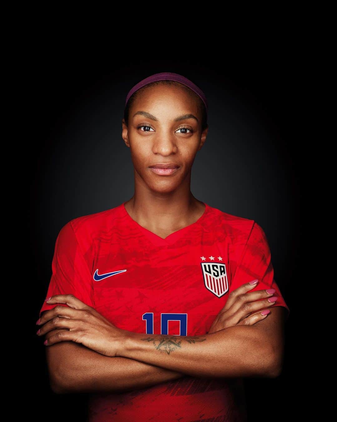 Nike Womenさんのインスタグラム写真 - (Nike WomenInstagram)「“When I put on our U.S. kit, I do it for my family and for my country. But I understand now that I also do it for every single American girl out there who wants to see someone who looks like them.” ⠀ In 2015 @cdunn19 watched her friends compete for the world championships from a bar. Now as a defender for the @uswnt, Dunn is competing to be the world’s best alongside her teammates — and everyone in the bar is watching her.」6月12日 3時00分 - nikewomen