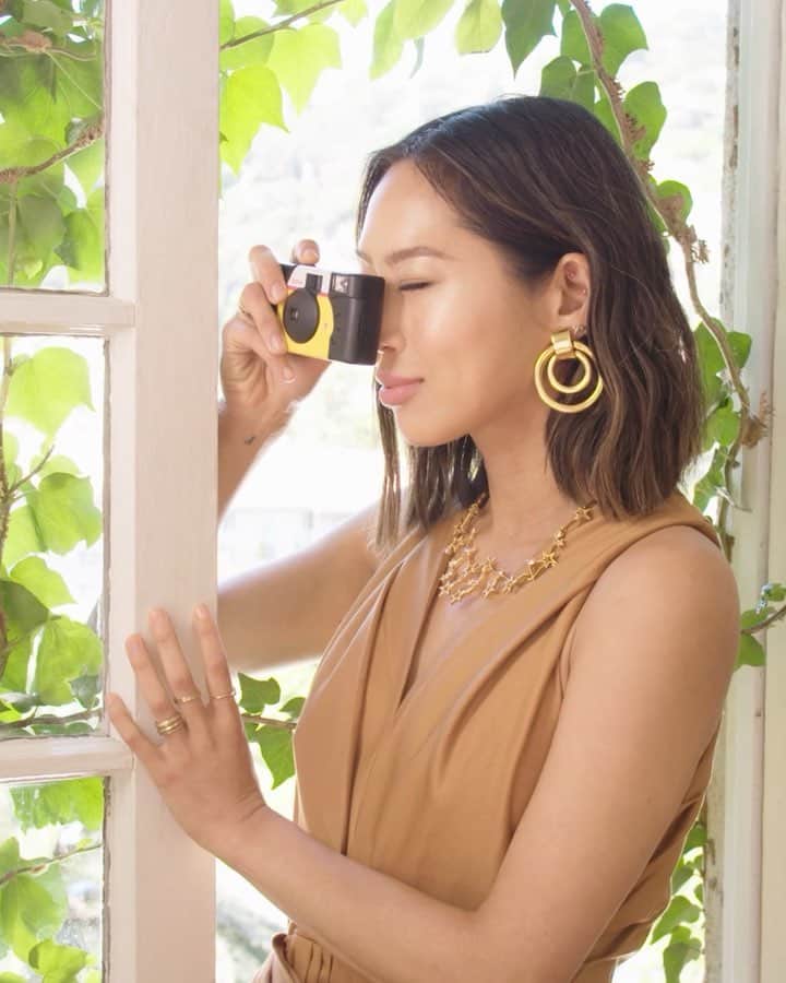 のインスタグラム：「Say cheese in show-stopping @oscardelarenta and @ben_amun accessories! 📸✨ #THEOUTNET  For more from our @aimeesong Packing Guide, check out IGTV 👆」