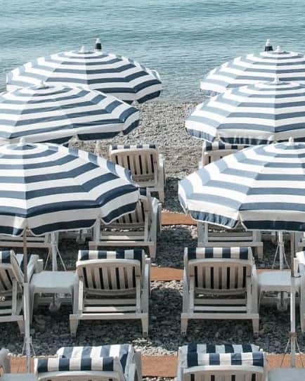 ベンシモンのインスタグラム：「✨ CONCOURS ✨ Pour la cinquième semaine, c'est dans le Sud qu'on vous emmène et plus particulièrement à Nice !  Qui dit anniversaire dit cadeau 🎁 Et jusqu'au 23 juin c'est vous qu'on gâte ! Chaque semaine tentez de remporter des cadeaux exceptionnels ✨  #cadeau5 jusqu'au 16 juin, jouez pour gagner un séjour de deux nuits avec petit-déjeuner dans un hôtel d'exception !  Pour jouer rendez-vous dans nos boutiques Bensimon !」