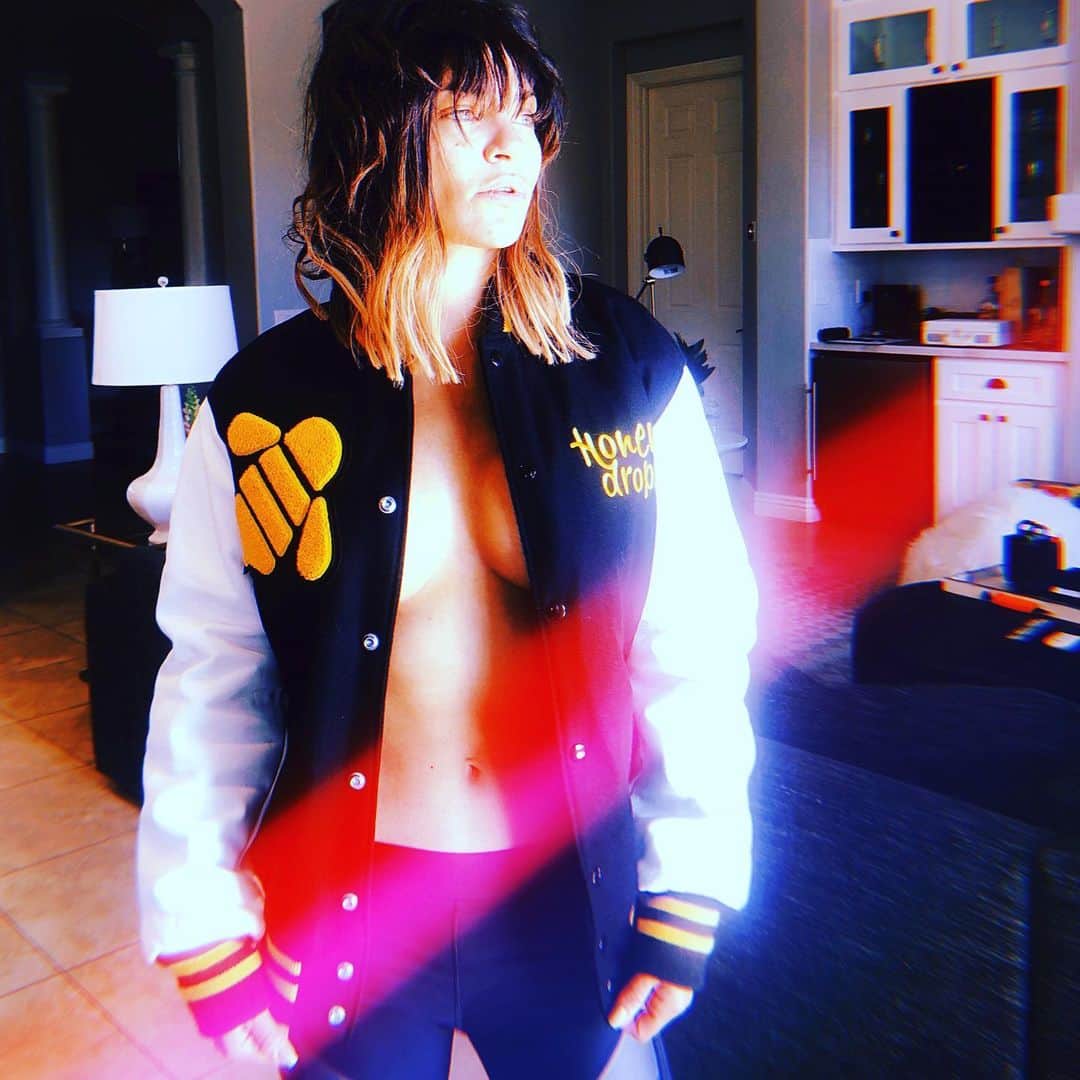 ジェシカ・ゾアのインスタグラム：「🖤🐝💛」