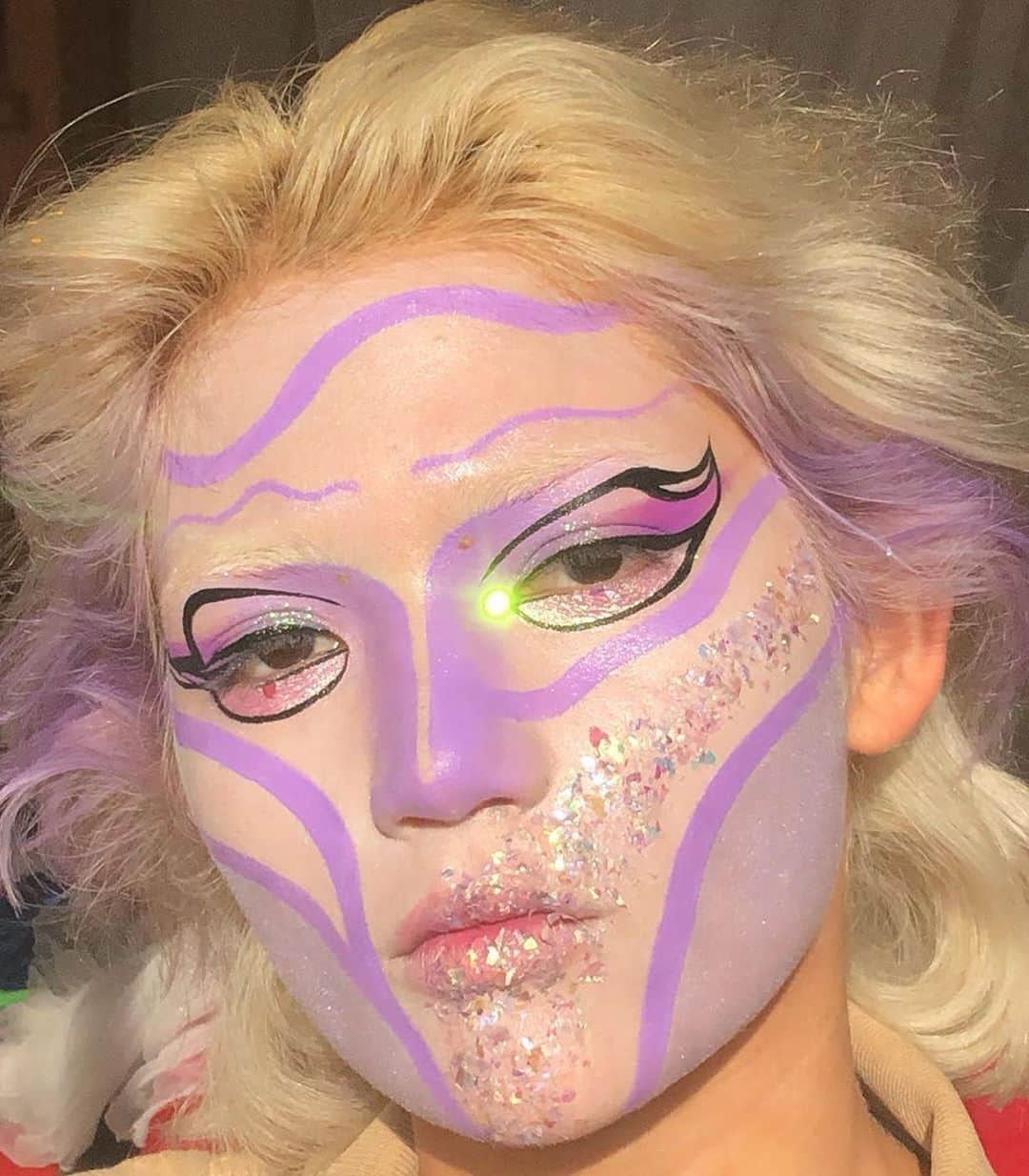 Instagramさんのインスタグラム写真 - (InstagramInstagram)「“It’s in my blood to do makeup,” says Madrona Redhawk (@madroni_redclock), a 17-year-old high school student and makeup artist from Las Vegas, Nevada. “I’m Native American — Choctaw, Creek and Shawnee,” says Madrona. “Shawnees were into makeup, augmentation and piercings – really dramatic stuff.” Today on our IGTV and story, Madrona creates a dramatic makeup look of their own. 👀 Photo by @madroni_redclock」6月12日 3時17分 - instagram