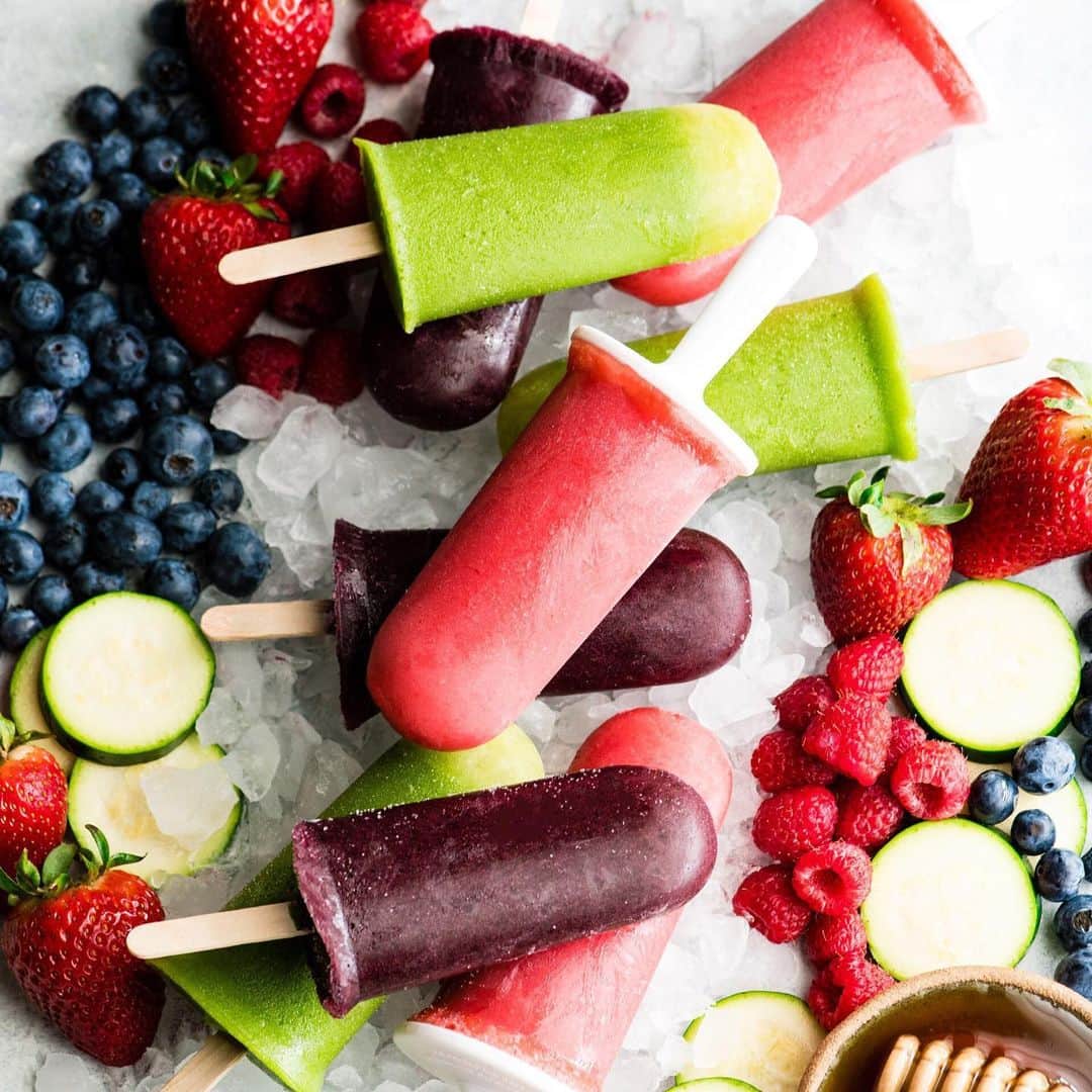 Vitamix Global Headquarters Real foodさんのインスタグラム写真 - (Vitamix Global Headquarters Real foodInstagram)「What's your favorite popsicle flavor? These homemade popsicles from @joyfoodsunshine are the perfect summer treat. Find her recipe in our bio. • #vitamix #popsicle #summer #fun #frozen #treats #homemade #healthy #recipes #madeforkids」6月12日 3時28分 - vitamix