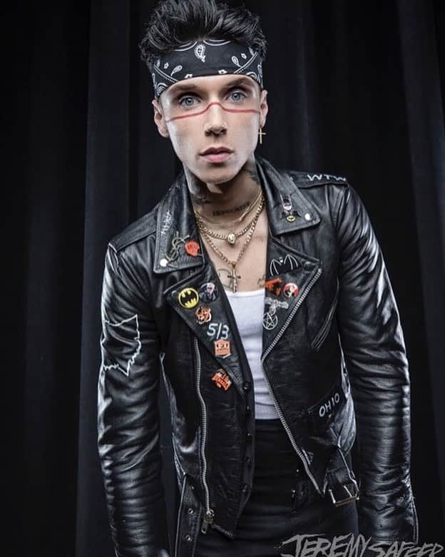アンディー・ビアーザックのインスタグラム：「Photo from new @outburn_mag taken backstage on the first leg of The Ghost of North America Tour. One week until we start rehearsals for @rockstardisrupt ,the UK tour, @vanswarpedtour and select US one off dates. I can’t wait to see you this summer! 🆎🖤 📷 @jeremysaffer」