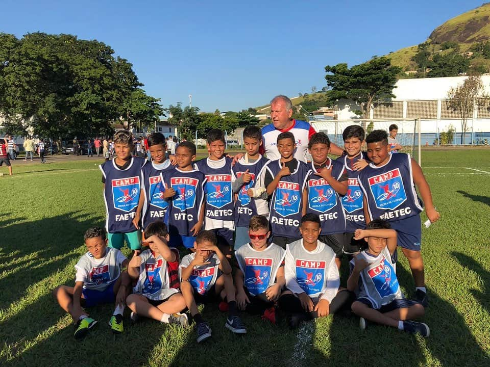 ジーコさんのインスタグラム写真 - (ジーコInstagram)「Escola de Futebol Zico 10 no terreiro do galinho.Oportunidade de voltar a Quintino e fazer a clinica de futebol na FAETEC.Obrigado ao Presidente Romulo pela homenagem e pela oportunidade de mostrarmos nossa metodologia para 100 crianças que participaram desse dia inesquecível pra eles. Estive la entregando as medalhas pela participação da garotada.Obrigado pela recepção e carinho de todos.Esperamos voltar.」6月12日 3時33分 - zico