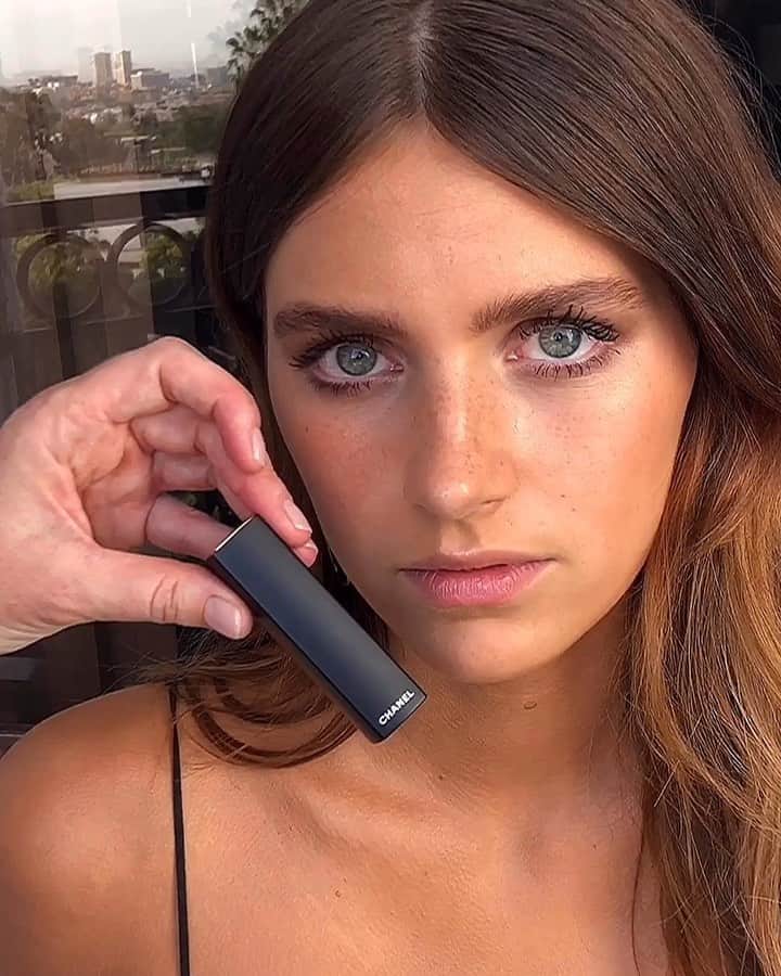 JO BAKERのインスタグラム：「N E L L • T I G E R • F R E E 🇬🇧 Glowing natural beauty... #nelltigerfree last night at the premier of @totdytv !! Gorgeous golden radiant skin with freckles and enhancing her natural tones. #baby #helenachristensen vibes !!! Style @prada  Hair @jennychohair  Makeup by me #jobakermakeupartist using @chanel.beauty on the lips!! @welovecoco」