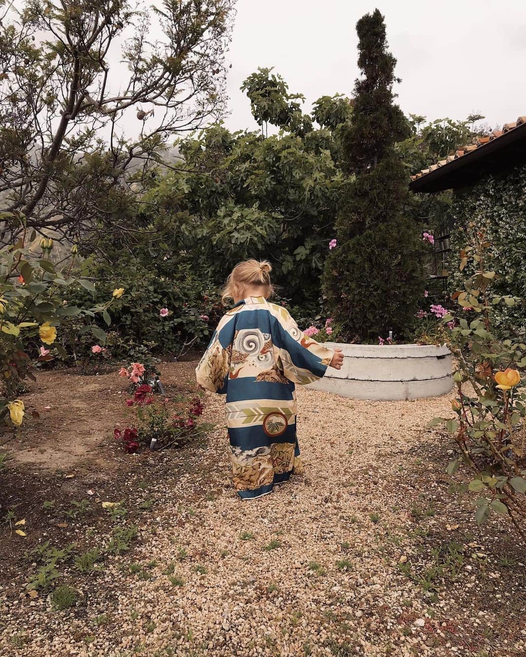 ストーミ・ヘンレイさんのインスタグラム写真 - (ストーミ・ヘンレイInstagram)「Garden walks with my favorite little person💫✨」6月12日 3時47分 - stormibree