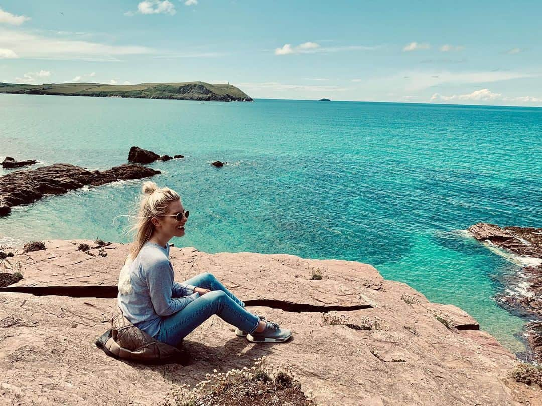 Mollie Kingさんのインスタグラム写真 - (Mollie KingInstagram)「What a difference a day makes!!! ☀️💨🌊🤣 #Cornwall #Beach」6月12日 3時50分 - mollieking