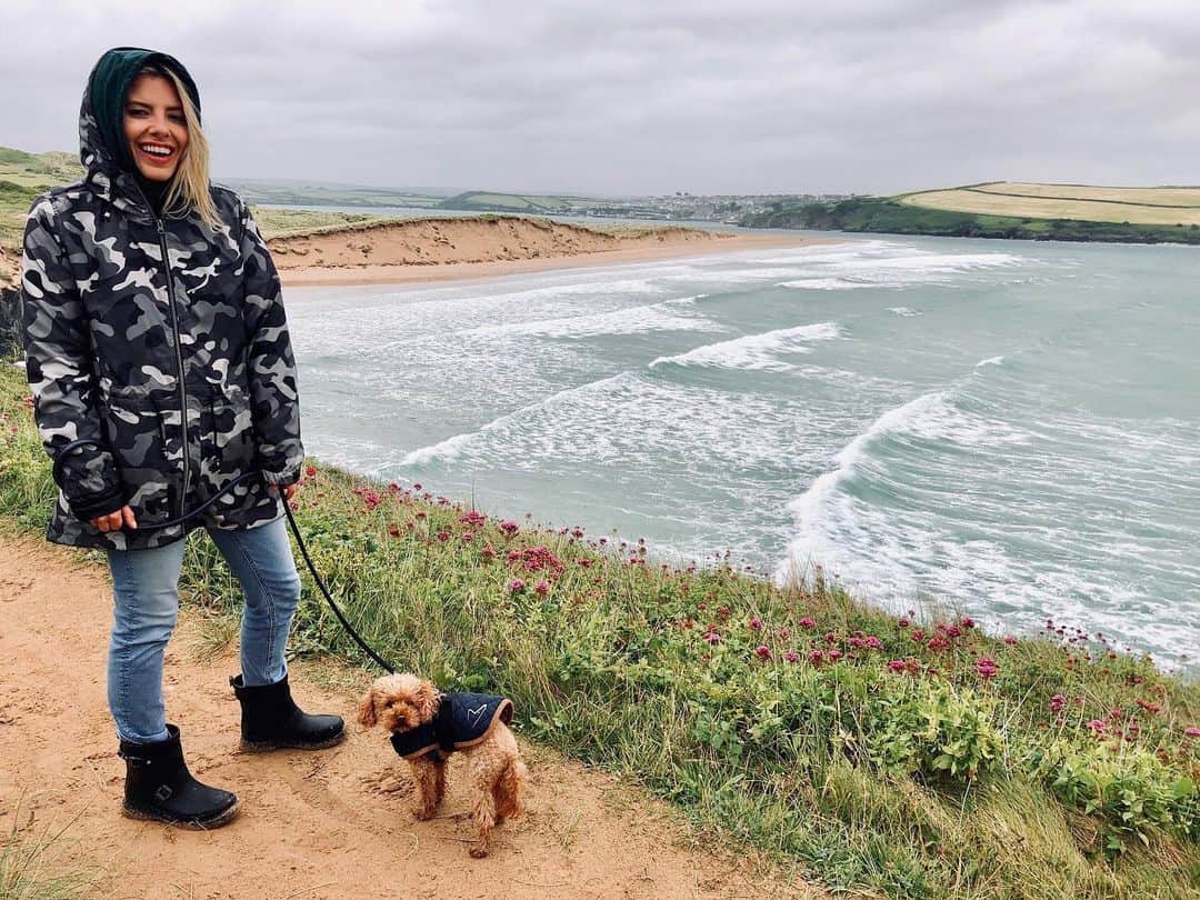 Mollie Kingさんのインスタグラム写真 - (Mollie KingInstagram)「What a difference a day makes!!! ☀️💨🌊🤣 #Cornwall #Beach」6月12日 3時50分 - mollieking
