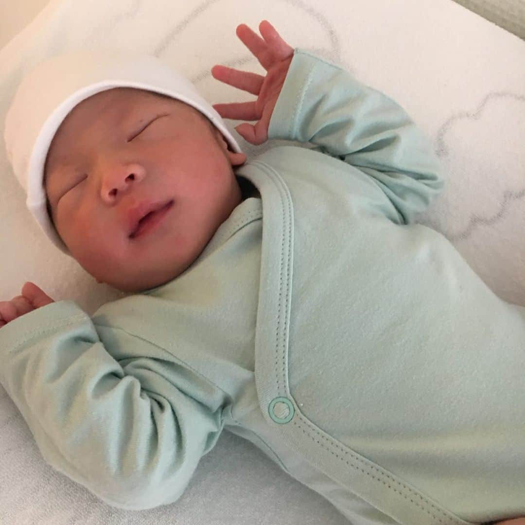 福田力のインスタグラム：「Onze baby is in deze vroege ochtend geboren 👶 . We zijn zo blij u in de wereld te verwelkomen😭🙌 . . Our baby was born in this early morning. . We are so happy to welcome you into the world.  朝一番で無事に息子が産まれました。 . 産まれてきてくれて本当にありがとう😭🙌 この尊い命を育てていけるように、精一杯頑張りたいと思います。  #3040g #予定日通り」