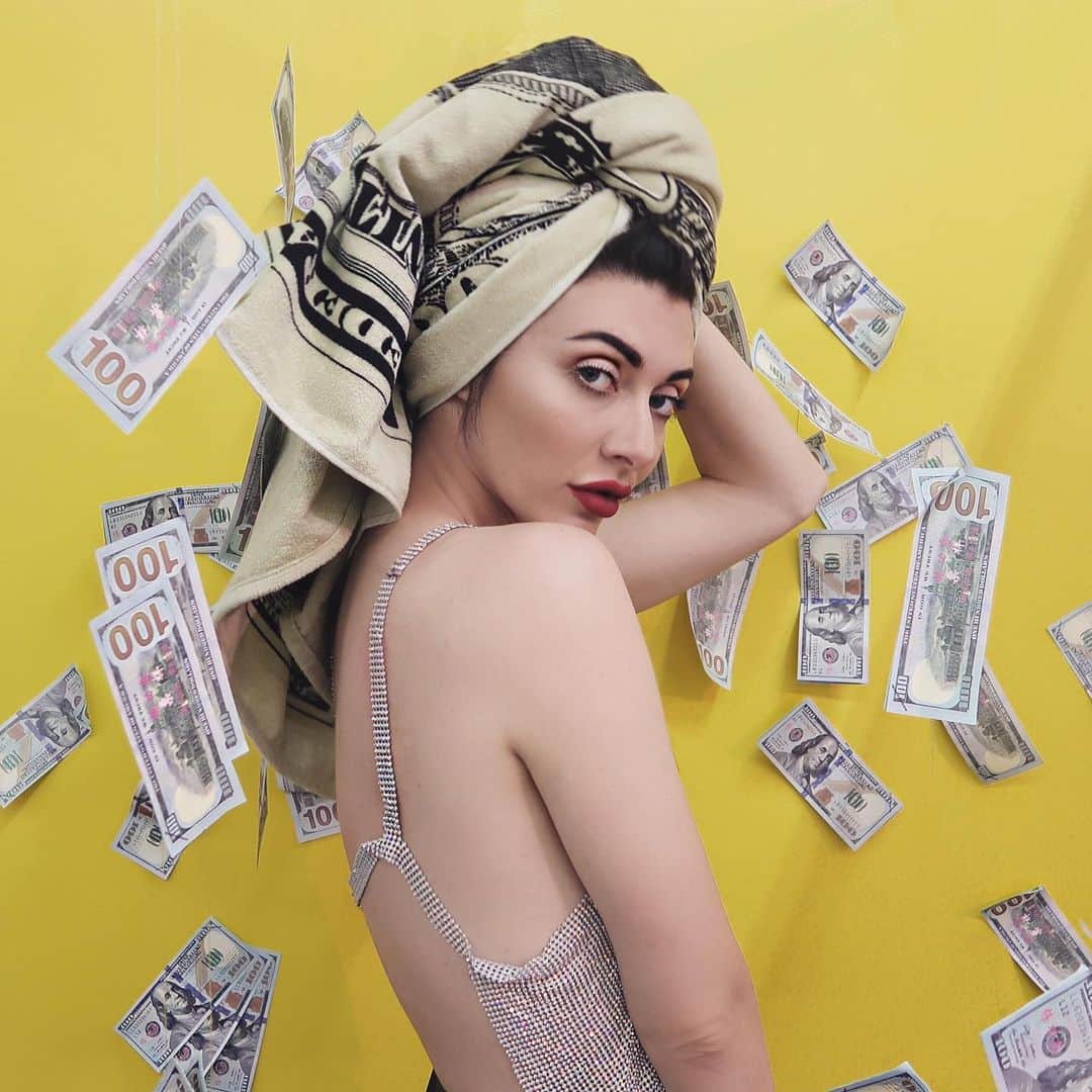 カーミンのインスタグラム：「I been wakin up with a shitload of diamonds on 👄 lips “monroe” @qveenstudio」