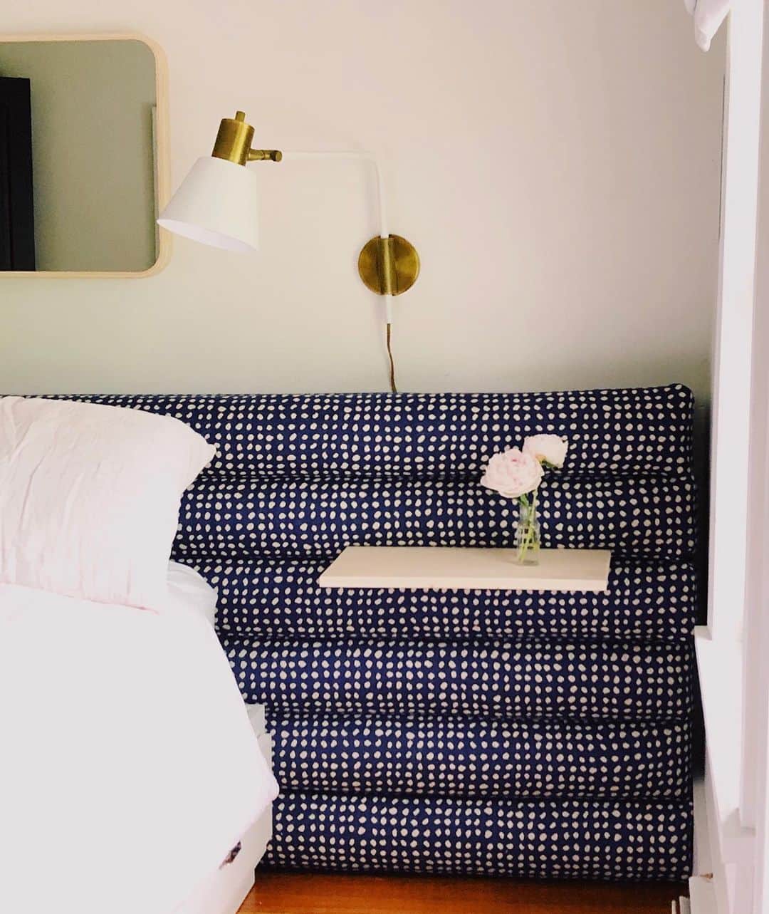 Grace Bonneyのインスタグラム：「Say hello to one of the most trying DIY projects I’ve done in a LONG time: aka, our bedroom headboard makeover, inspired by @bradytolbert ‘s amazing upholstered headboard. @turshen and I spent a full day (9am to 9pm) on this gorgeous 12 foot upholstered headboard and it was worth every second. You can read all about it at DS today (and more pics in stories above ☝🏽)」