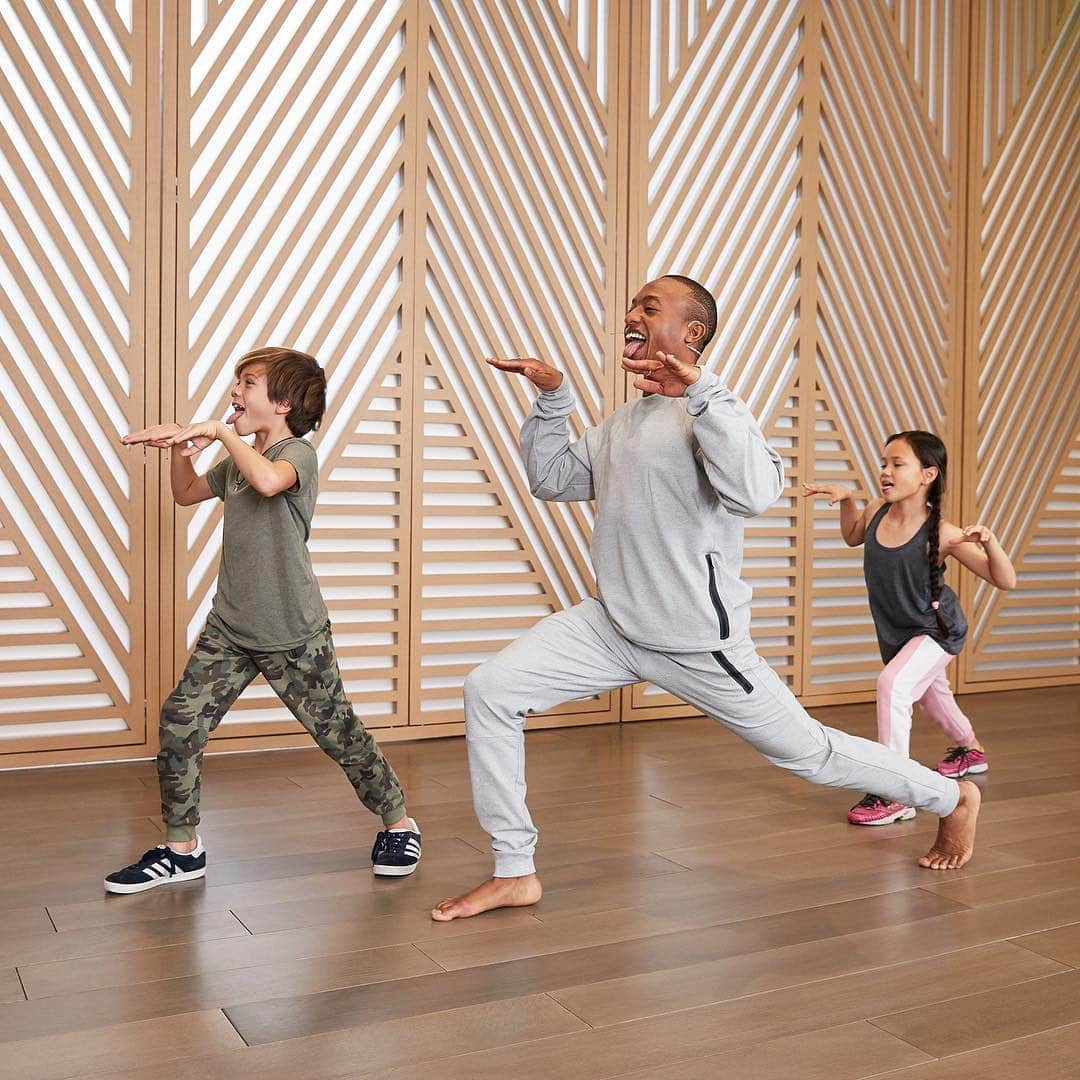 ALO Yogaさんのインスタグラム写真 - (ALO YogaInstagram)「Looking for a summer passtime for you and your little one!? ✨  Try @alogives! Head to www.alogives.com to check out our free, 5-minute yoga & mindfulness videos for kids! Keep their minds & bodies moving this summer & join us in giving kids the tools needed for social & emotional learning 🙏 #AloGives #aloyoga #yoga」6月12日 4時02分 - aloyoga