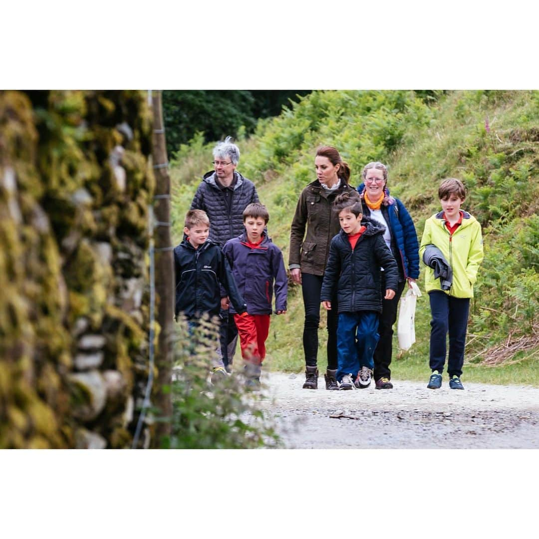 ウィリアム（ケンブリッジ公）さんのインスタグラム写真 - (ウィリアム（ケンブリッジ公）Instagram)「🍃 The Duke and Duchess of Cambridge joined @CumbriaWildlifeTrust and children from Patterdale School for an environmental educational session on the Ullswater Way.  The shore of Ullswater inspired the poet William Wordsworth for his poem, I wandered lonely as a cloud:  For oft, when on my couch I lie In vacant or in pensive mood, They flash upon that inward eye Which is the bliss of solitude; And then my heart with pleasure fills, And dances with the daffodils.  Cumbria is home to the English #LakeDistrict, inscribed as a UNESCO World Heritage site in 2017, and to England’s largest lake — Windermere — and highest mountain — Scafell Pike.  Tourism is key to the economy in Cumbria, with millions visiting every year.  @CumbriaWildlifeTrust #Cumbria #Ullswater」6月12日 4時12分 - princeandprincessofwales