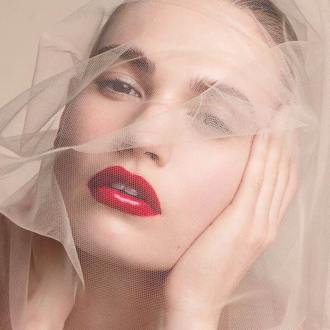 リカルド・ティッシさんのインスタグラム写真 - (リカルド・ティッシInstagram)「Welcome to the world @BurberryBeauty @inezandvinoodh @lilyjamesofficial」6月12日 4時07分 - riccardotisci17