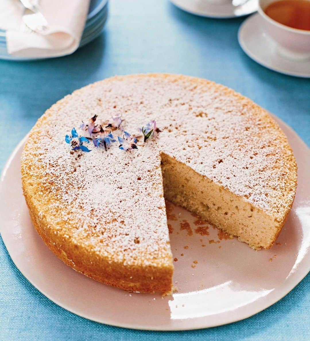 マーサ・スチュワートさんのインスタグラム写真 - (マーサ・スチュワートInstagram)「Spotted #fromthearchive of our March 2008 issue: a delightfully simple lemon cake garnished with fresh borage blossoms that is sure to end any celebration on a sweet note. 🍋 Grab the full recipe at the link in bio! 👆🏼📷: @vangsterama」6月12日 4時09分 - marthastewart