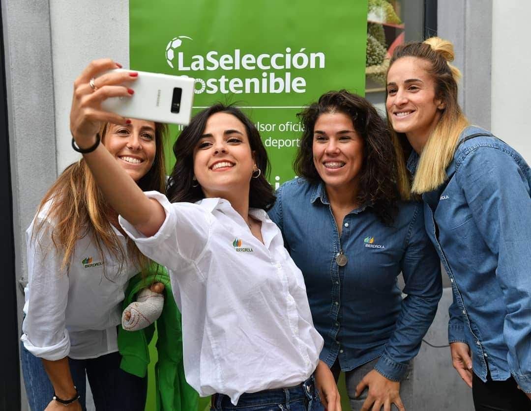 サラ・ウルタドさんのインスタグラム写真 - (サラ・ウルタドInstagram)「Calentando motores para el partido de mañana con 🍃@iberdrola y sus embajadoras 🔝 + 🤩Conociendo a la @sefutbolfem y descubriendo todo lo que hay detrás de la primera ♻️#seleccionsostenible : Compensará la huella de carbono generada con energía verde!🙌🏻. . . . 👉🏼Al final, los valores del deporte se encuentran en todos lados... Cuida tu cuerpo, cuida tu planeta🌍. . . . #jugarlucharyganar #ellasjuegansoñamostodos #somoselcambio #dayone #warmingup #matchday #tomorrow #fifaworldcup #fifawwc #supporting #ESP #valenciennes」6月12日 4時21分 - sarasobrehielo