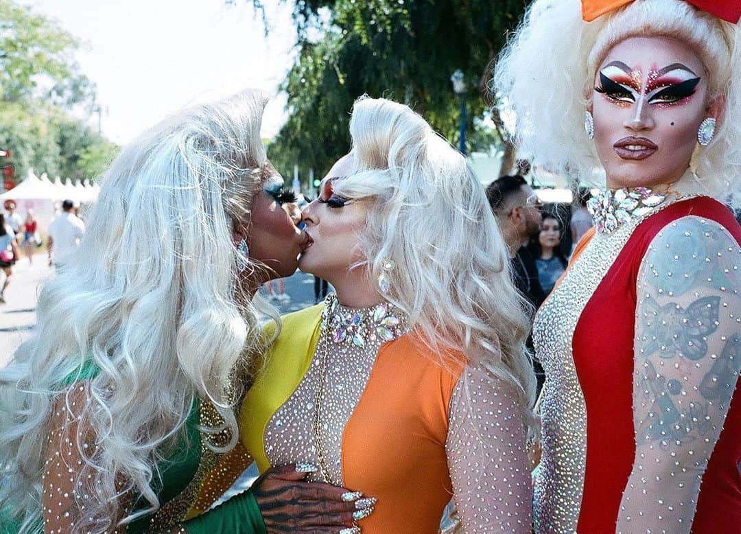 Vogueさんのインスタグラム写真 - (VogueInstagram)「@ed.templeton's photos of Los Angeles #Pride parade-goers of all shapes, colors, ages and sizes form a technicolor collage of the many, many faces of love—whether you’re a shirtless cowboy, a pink-haired drag queen, guys in mesh shirts, guys with tattoos, or babes in pasties. Tap the link in our bio to see all photos. Photographed by @ed.templeton」6月12日 4時17分 - voguemagazine