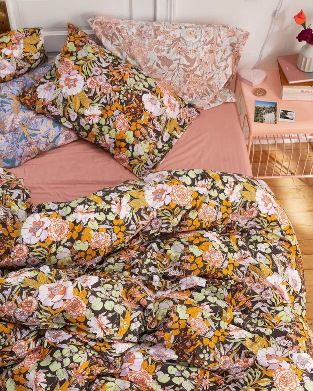 Urban Outfittersさんのインスタグラム写真 - (Urban OutfittersInstagram)「Design tip: Florals, florals, and more florals. 🌸 @urbanoutfittershome #UOHome」6月12日 4時19分 - urbanoutfitters