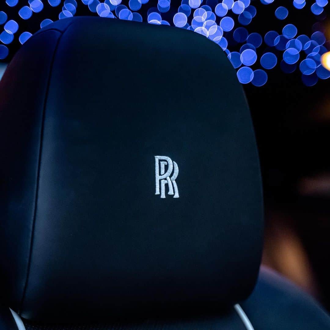 CARLiFESTYLEさんのインスタグラム写真 - (CARLiFESTYLEInstagram)「Rolls Royce Wraith Black Wald done by @creativebespoke! What do you guys think? #carlifestyle #RR check out @creativebespoke for more projects.」6月12日 4時30分 - carlifestyle