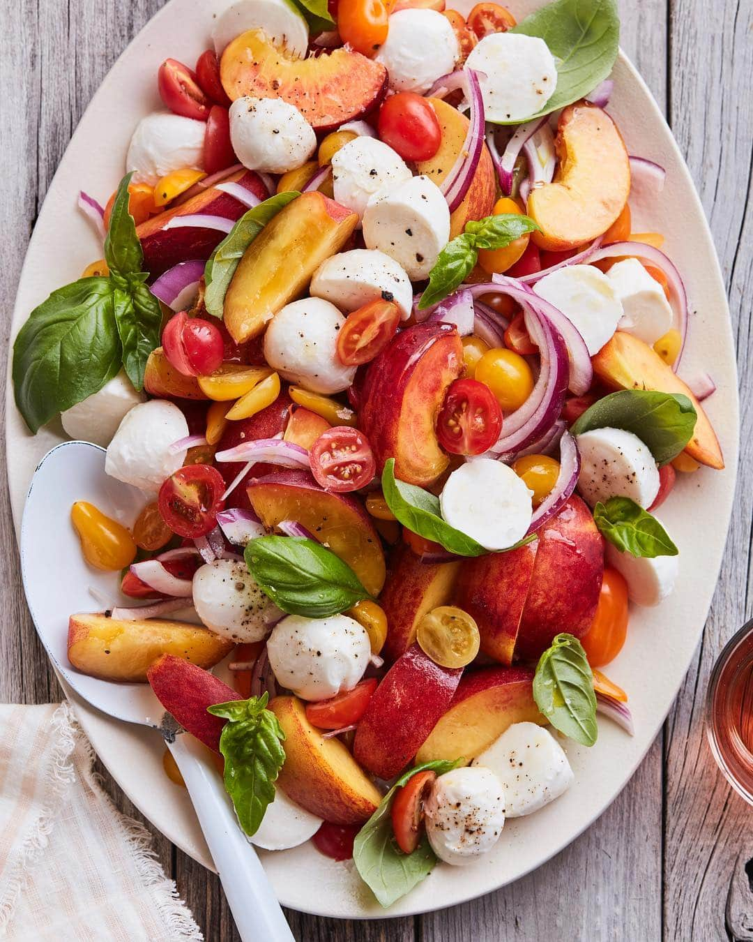 Gaby Dalkinさんのインスタグラム写真 - (Gaby DalkinInstagram)「It’s me and this peach caprese for the rest of summer. And that’s all there is to it!! Recipe on the blog 🍑」6月12日 4時26分 - whatsgabycookin