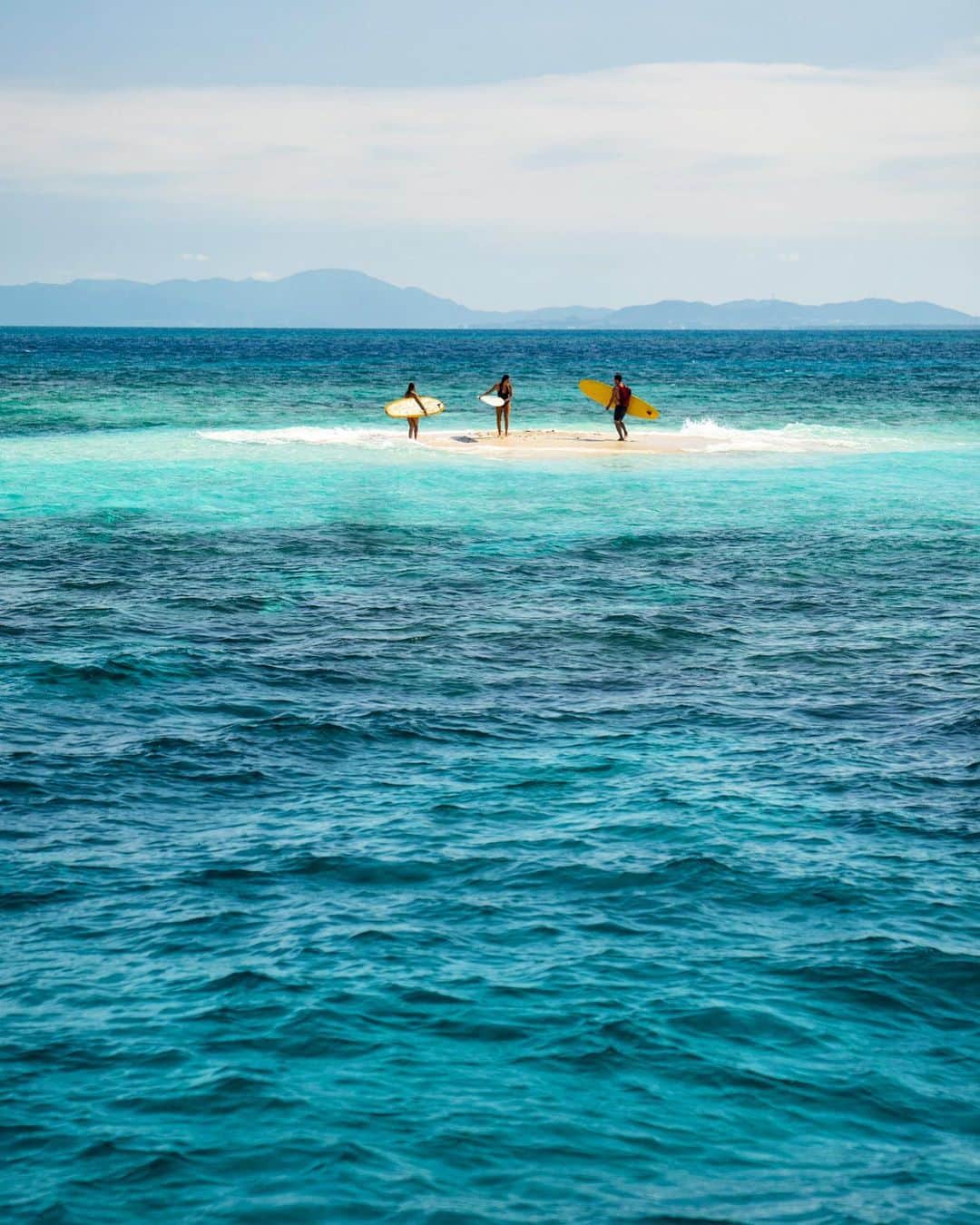クリス・バーカードのインスタグラム：「If you were stuck on a Sandbar with two other people who would they be?」