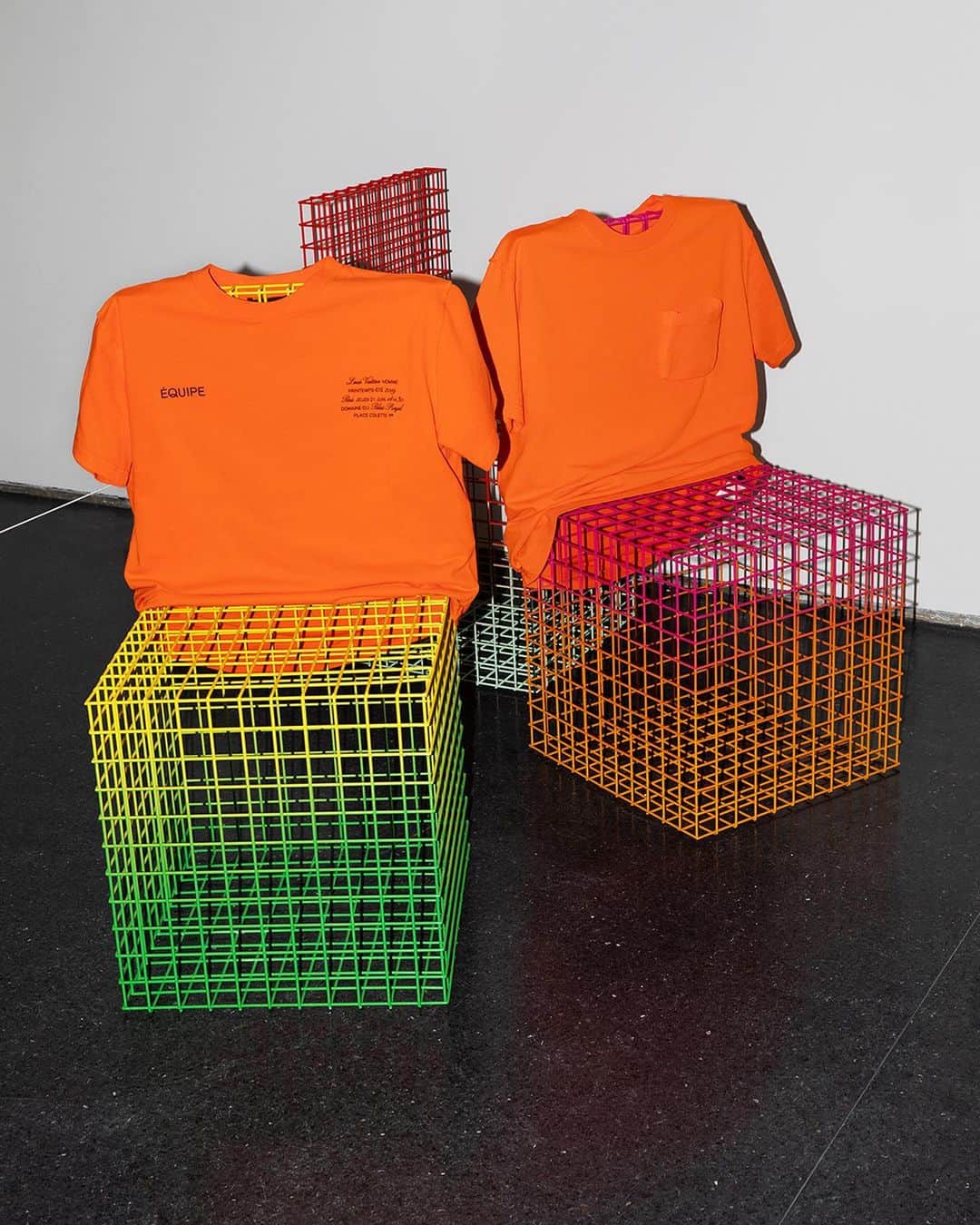 ルイ・ヴィトンさんのインスタグラム写真 - (ルイ・ヴィトンInstagram)「The impact of orange. #LouisVuitton’s pop-up in Chicago unveils a limited-edition range of ready-to-wear and accessories. Learn more about #VirgilAbloh Men’s Collection via link in bio.」6月12日 4時31分 - louisvuitton