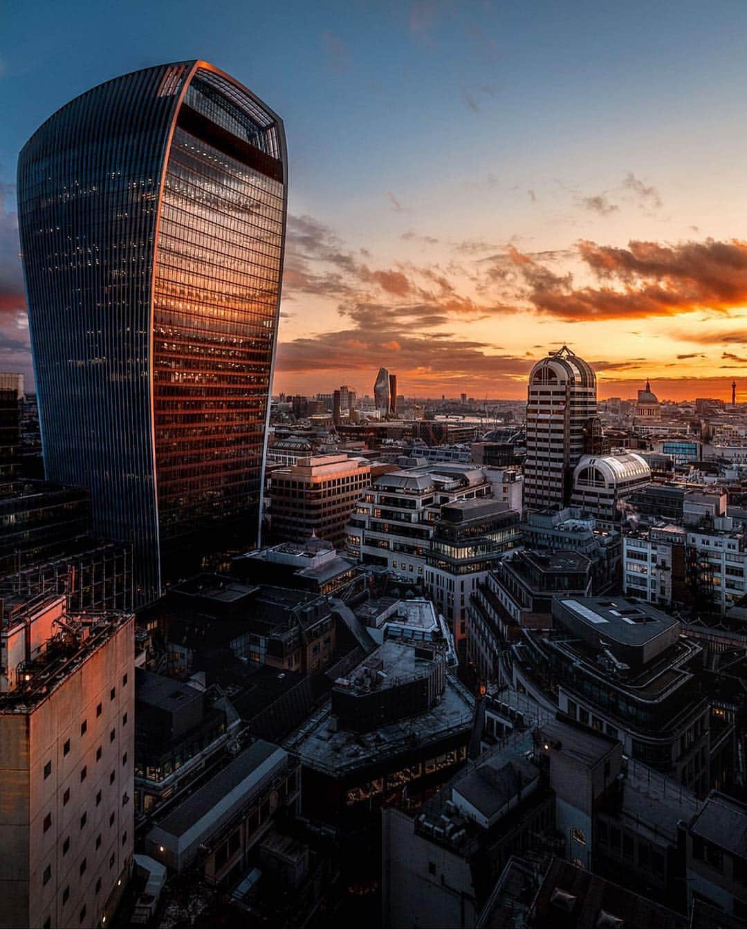 @LONDON | TAG #THISISLONDONさんのインスタグラム写真 - (@LONDON | TAG #THISISLONDONInstagram)「#London nights and beautiful sights 😍 Super shot from @qlubtempo 🔥🔥 // #thisislondon #london #walkietalkie」6月12日 4時35分 - london