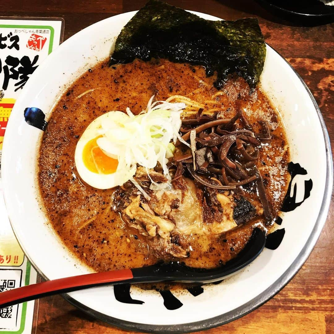 YoYoさんのインスタグラム写真 - (YoYoInstagram)「コレが仙台で食べたかったものの一つ、おっぺしゃんラーメン♡So Gooood！！ かつてのSOFFet with TJBで回ったツアー、ラーメン大佐こと長谷川ガク氏によるツアー先全国ラーメンランキングでNo.1に輝きドハマりした味♡Jam the Universe Tourとか、かれこれ・・・9年前の話かも知れない。そんな懐かしい話をしてみる。  そう、そういえば、、 SOFFetデビュー当時から知ってくれているのに、今回のYoYo the "Pianoman" ツアーで初めて会いに来てくれた人との遭遇！！ So Gooooood！！！！！(´∀｀=) 仙台でも名古屋でも、意外に多かった事実！！ 全国に潜むそんなみなさまへ、、、 是非ともライブに遊びに来て欲しいと思うコンニチ！！ #仙台 #おっぺしゃん青葉通店」6月12日 4時36分 - yoyo_soffet