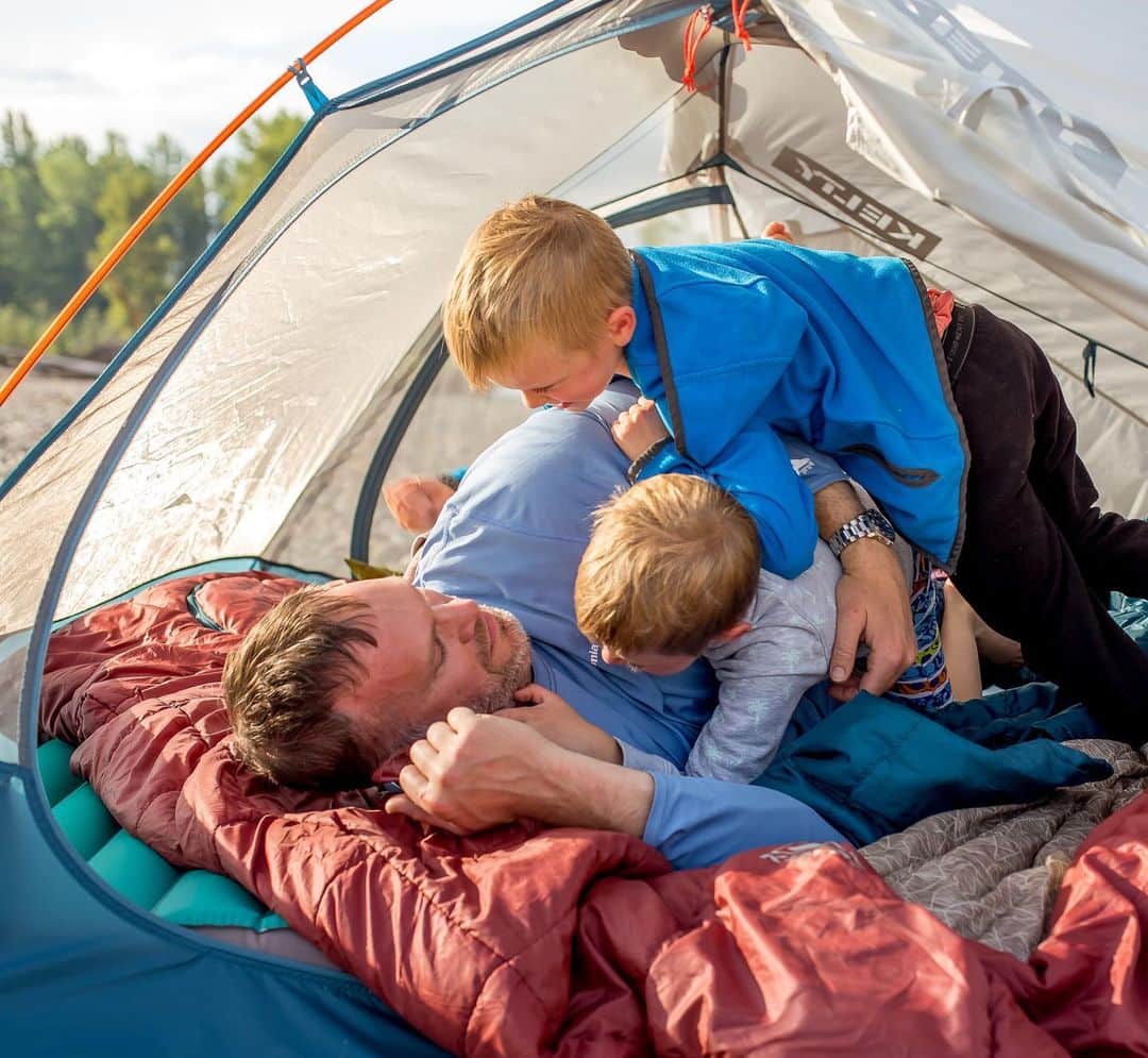 ケルティさんのインスタグラム写真 - (ケルティInstagram)「Dads are rad. We’re raising a🍺 to the guys inspiring the next generation of happy campers. Check out gifts for dad with link in profile. #builtforplay #cuddlepuddle #keltybuilt #campinglife #keltykids 📷 @kat_pdx」6月12日 4時37分 - keltyusa