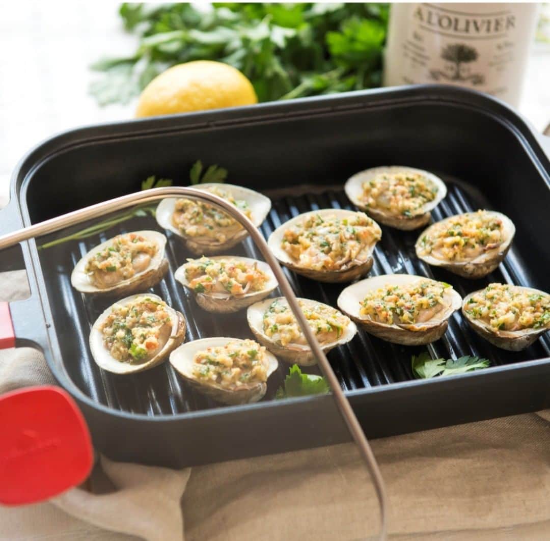 UchiCookのインスタグラム：「It's only Tuesday 😴😴 But this amazing Grilled Clams Casino recipe for two will make you feel like it's the weekend!  Try this easy 20 min recipe at home that seriously tastes like a restaurant quality appetizer 😋  INGREDIENTS 1 tbsp Shallots, minced 12 Littleneck Clams 2 tbsp breadcrumbs (Progresso Italian style) 1 tbsp Lemon zest and juice 3 tbsp Extra virgin olive oil 2 tbsp Parsley, minced  INSTRUCTIONS 1. Heat steam + grill over medium heat, cook bacon until golden brown and crisp for about 5~6 minutes. 2. Remove bacon and cut into small pieces. 3. In a small bowl, mix bacon, shallots, breadcrumbs, olive oil, parsley, lemon zest, and lemon juice well. 4. Heat steam + grill over medium heat, then place clams in 1 layer on the steam + grill. 5. Cover with the lid and cook until clams are opened about for 5 minutes. 6. Remove clams from steam + grill and place on the plate. 7. Put the bacon mixture over the clams and serve.  Enjoy your meal! ✨  www.uchicook.com -- #uchicook #steamgrill #clamscasino #homechef #kitchentools #kitchenware #cookware」