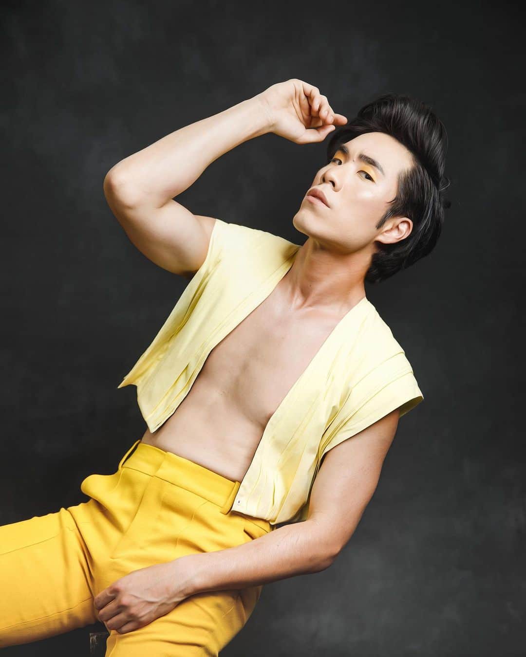 ユージン・リー・ヤンのインスタグラム：「yellow Photo: @jdrenes  Styling: @farrenjeanandrea  Designer: @ajaneofficial  Hair: @daviddanggg  Makeup: @ariannachayleneblean」