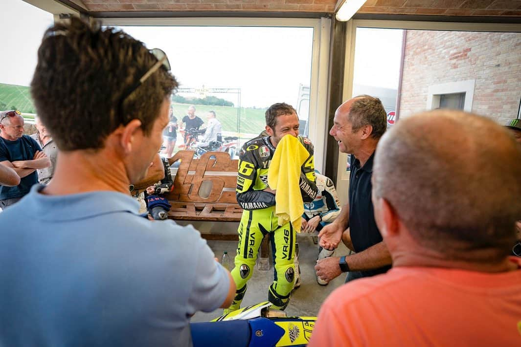 バレンティーノ・ロッシさんのインスタグラム写真 - (バレンティーノ・ロッシInstagram)「Piedi pesanti al Ranch! Great pleasure to have Gerhard Berger and @sebogier with us at the MotoRanch for follow our training and speak about Racing Cars  @vr46ridersacademyofficial 📸 @camilss」6月12日 4時52分 - valeyellow46