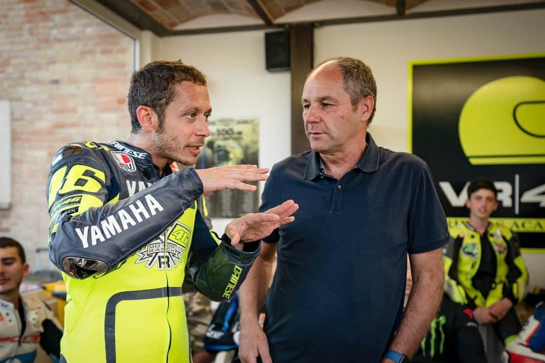 バレンティーノ・ロッシさんのインスタグラム写真 - (バレンティーノ・ロッシInstagram)「Piedi pesanti al Ranch! Great pleasure to have Gerhard Berger and @sebogier with us at the MotoRanch for follow our training and speak about Racing Cars  @vr46ridersacademyofficial 📸 @camilss」6月12日 4時52分 - valeyellow46