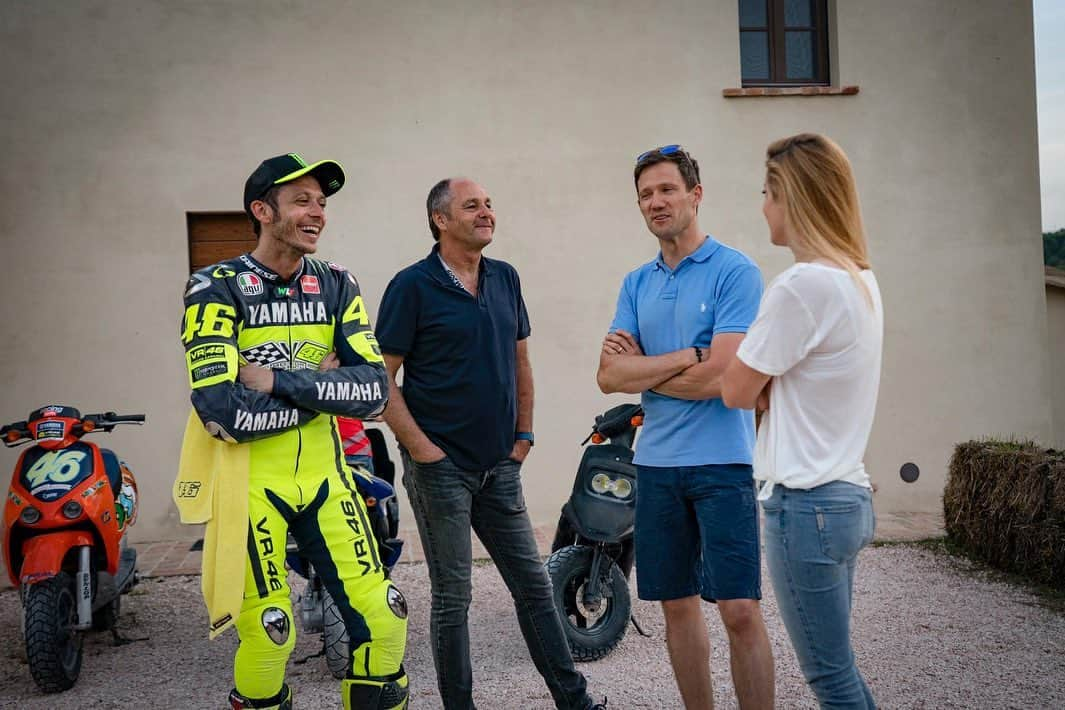 バレンティーノ・ロッシさんのインスタグラム写真 - (バレンティーノ・ロッシInstagram)「Piedi pesanti al Ranch! Great pleasure to have Gerhard Berger and @sebogier with us at the MotoRanch for follow our training and speak about Racing Cars  @vr46ridersacademyofficial 📸 @camilss」6月12日 4時52分 - valeyellow46